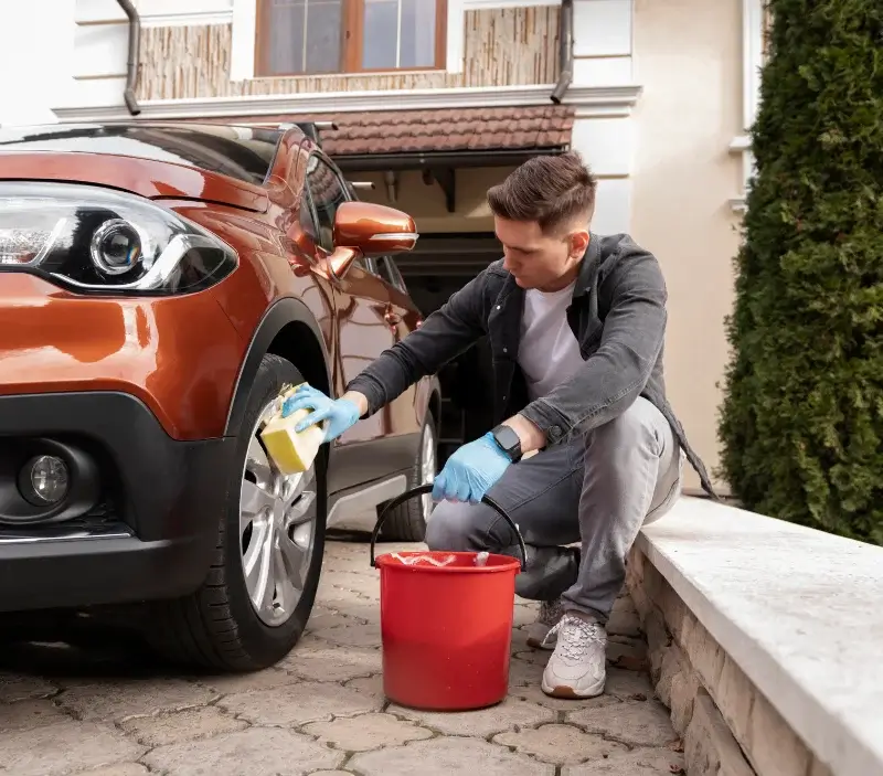 Lavage auto à domicile Ségus : professionnel intervenant sur un véhicule